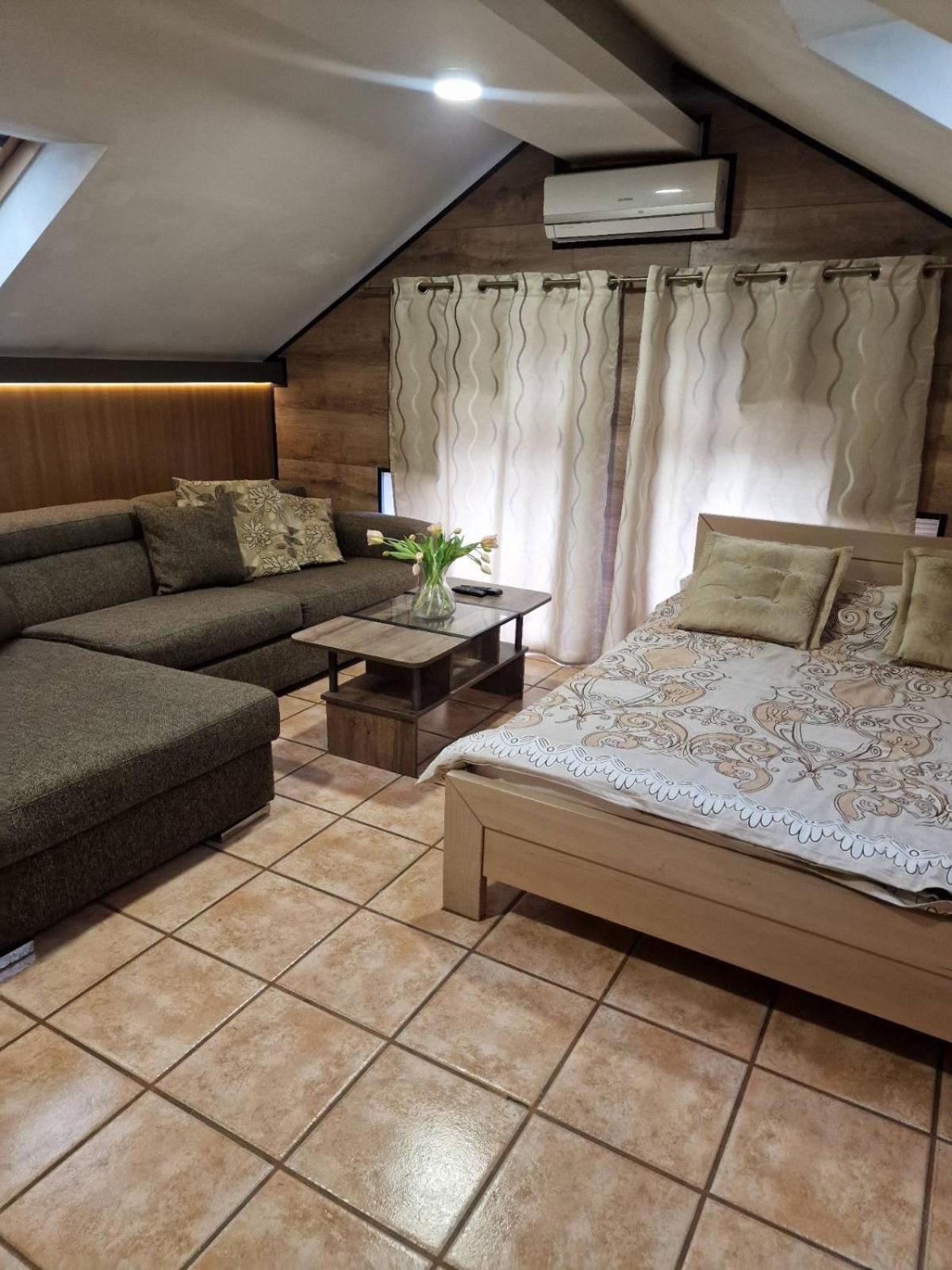 Guest House Maja โนวีซาด ภายนอก รูปภาพ