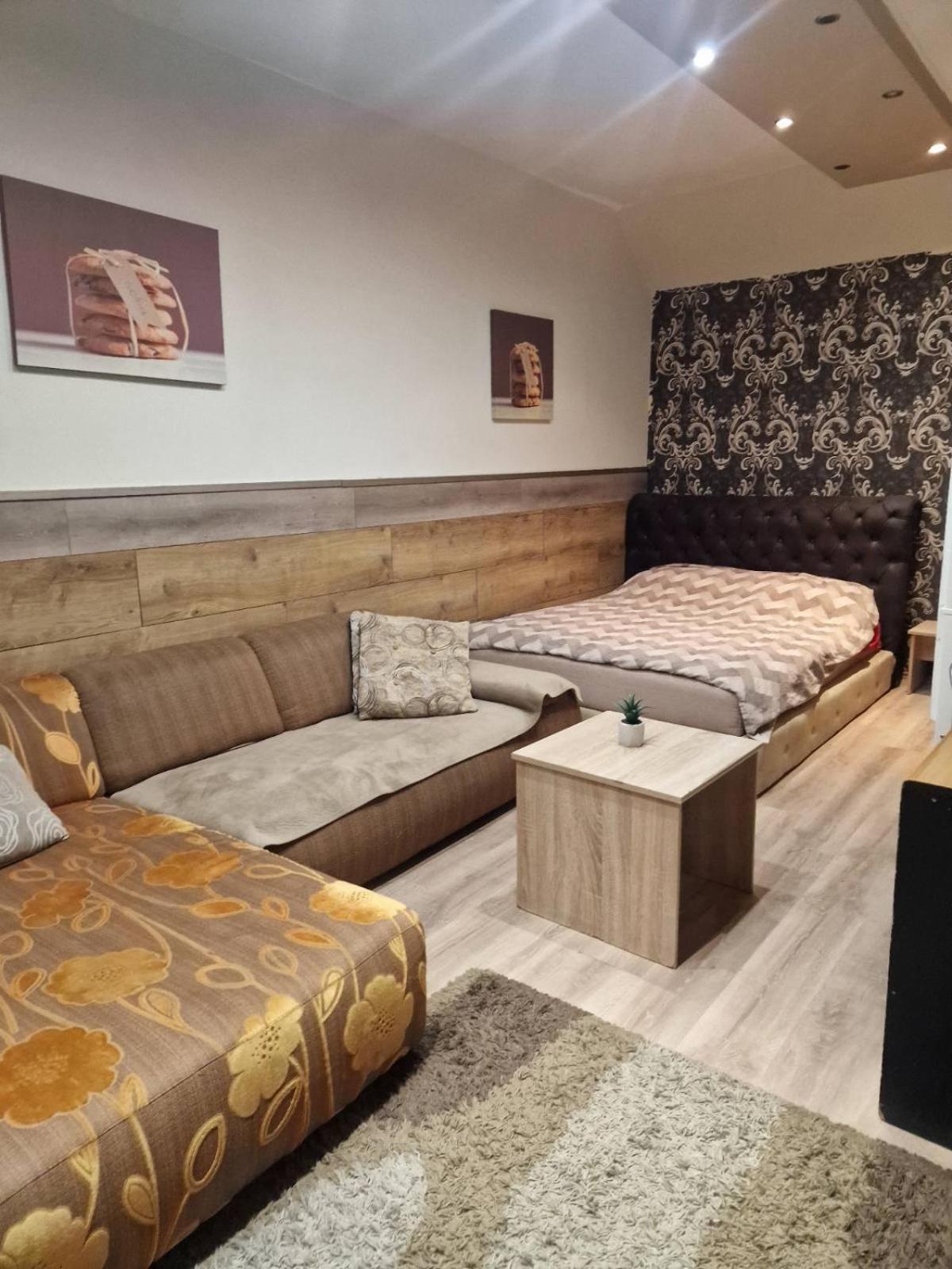 Guest House Maja โนวีซาด ภายนอก รูปภาพ